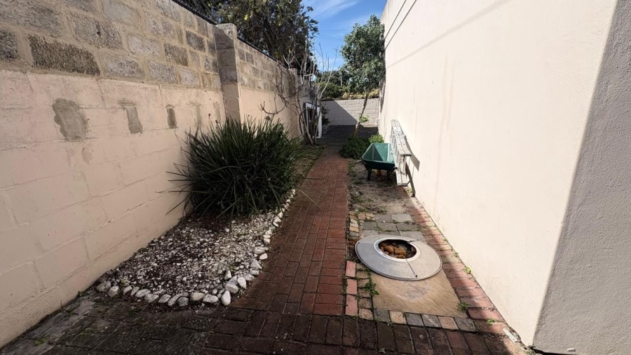 5 Bedroom Property for Sale in Sandbaai Western Cape